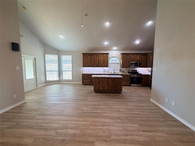 12917 Farmington Dr