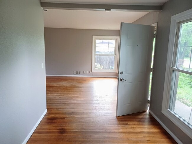 Photo - Spacious 4 bedroom, 1 1/2 bath home in Par...