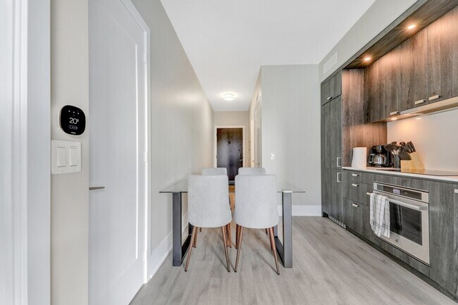 Photo - 438 Wellington St W Unit ID1050761P