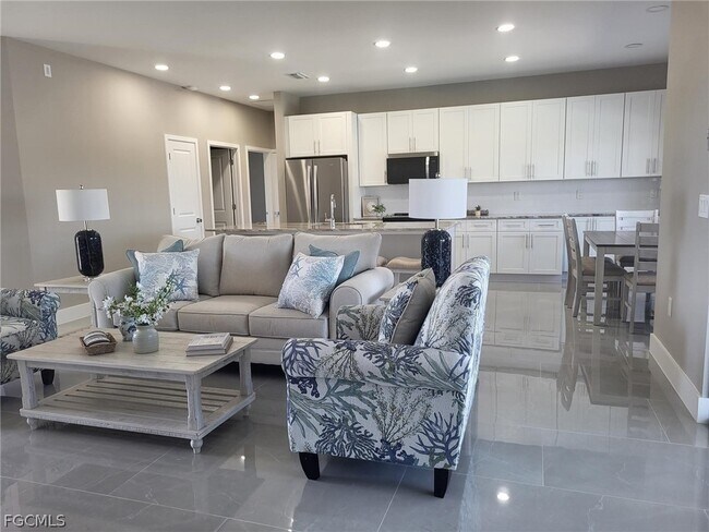 Photo - 654 NE 5th Pl