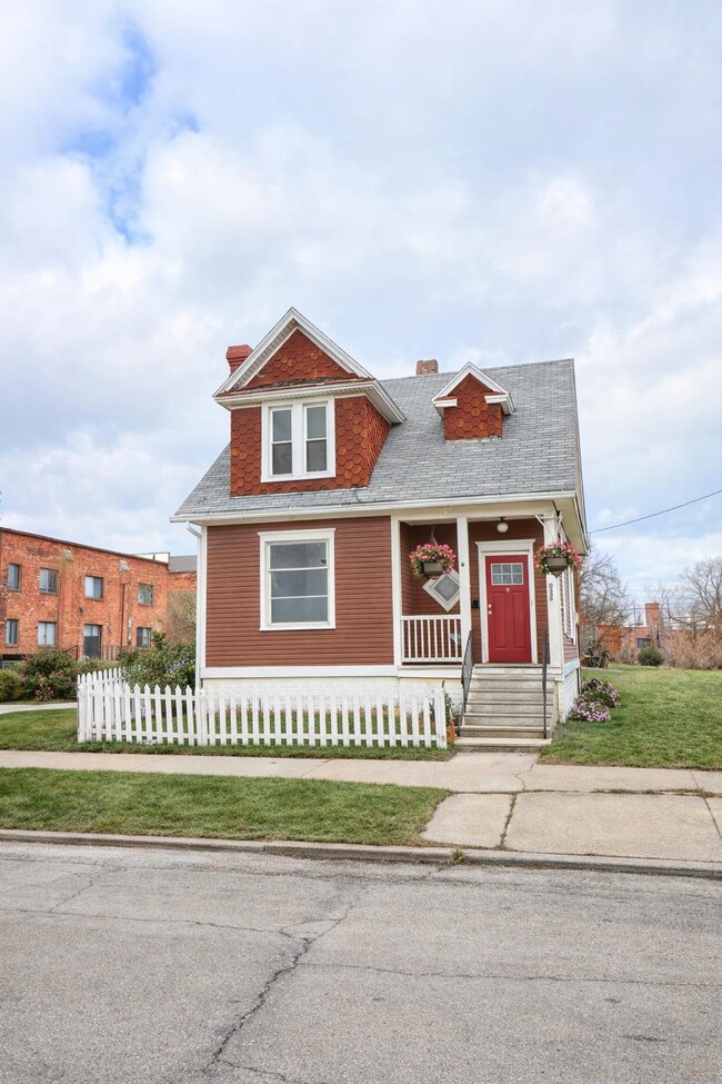 Building Photo - 833 N Michigan St