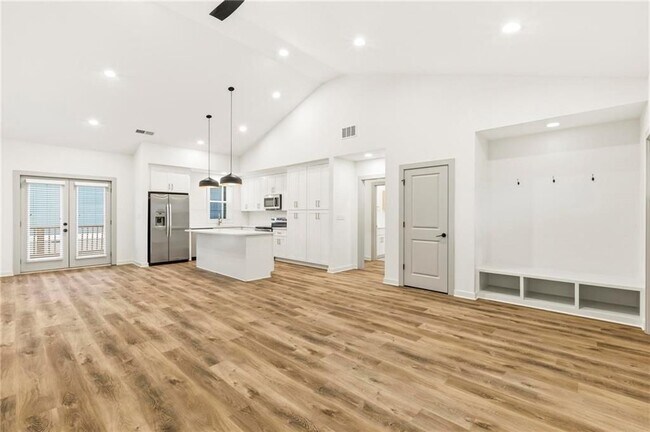 Photo - 129 Hilltop Dr SW