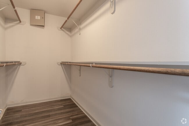 1 BR, 1 BA - 640 SF
