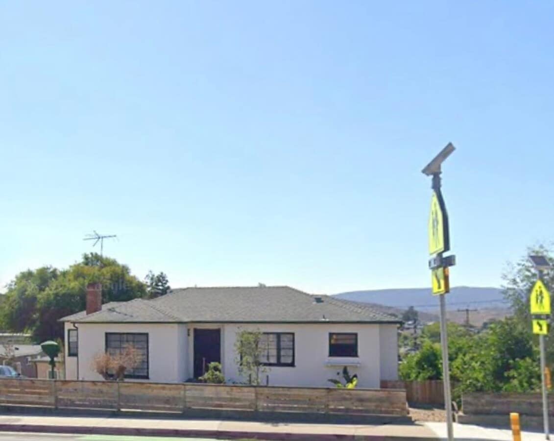 Centrally Located 4 bed/ 2 bath home - Centrally Located 4 bed/ 2 bath home