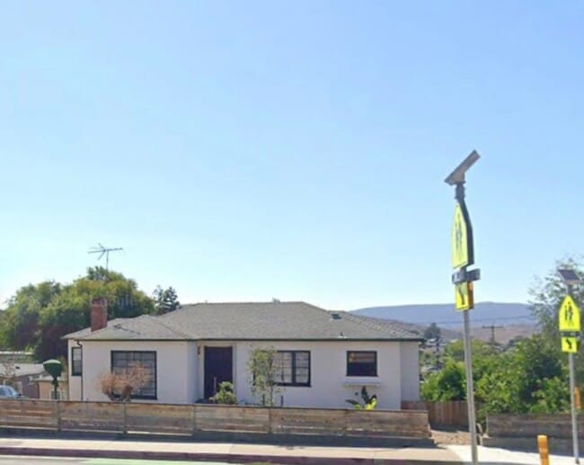 Building Photo - Centrally Located 4 bed/ 2 bath home