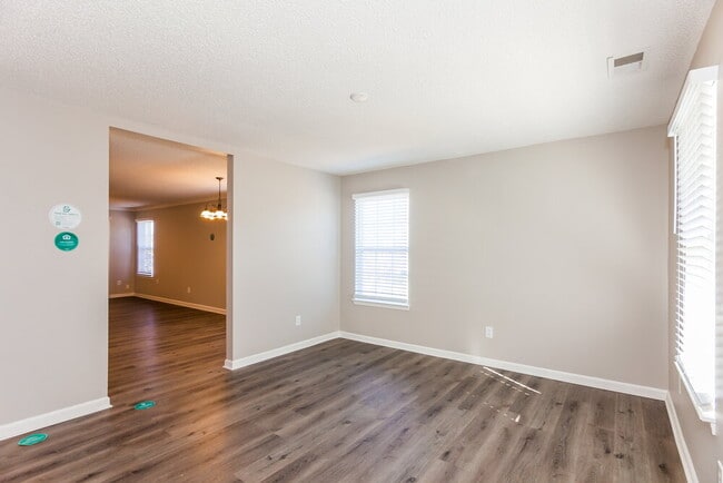 Photo - 3037 Champion Ln SW