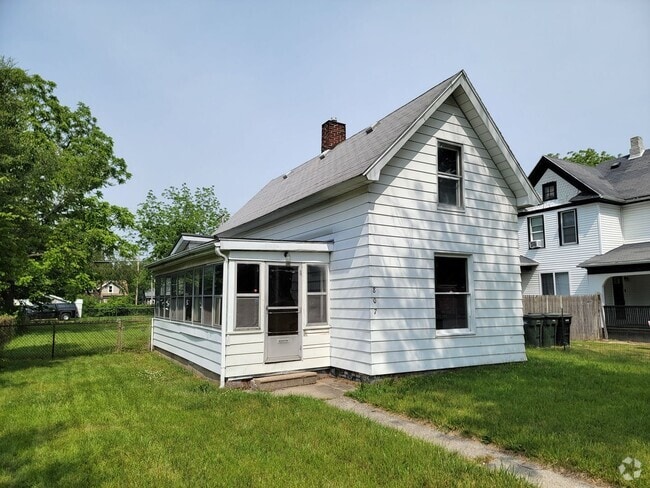 Building Photo - Updated 3-Bedroom, 1-Bathroom Home with Mo...