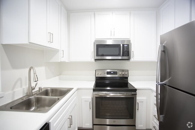 1BR, 1BA-770 SF - Tarzana Springs