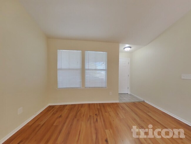 Photo - 715 Lotz Way