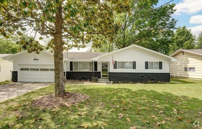 Building Photo - 3 Bedroom PLUS SUNROOM | 2 Bathroom | 2 Ca... Rental