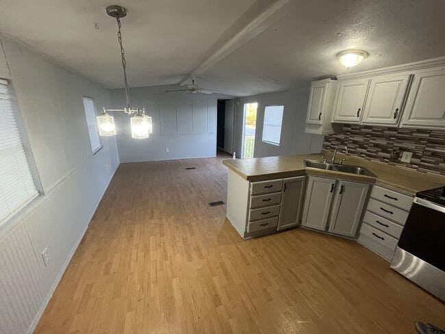 Photo - 901 NE 95th St