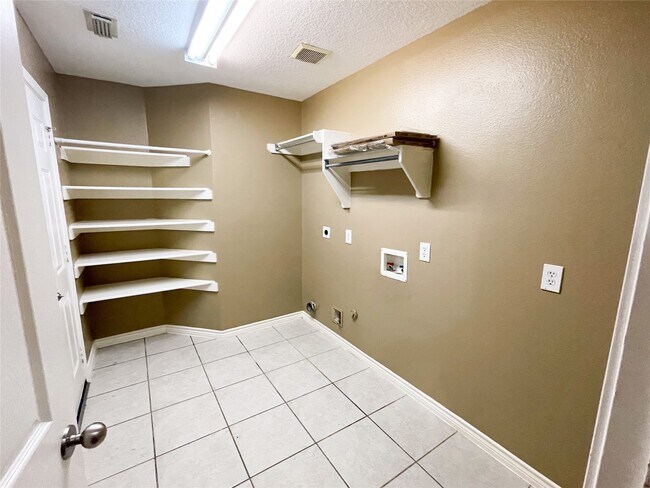 Photo - 4914 Surrey Park Cir