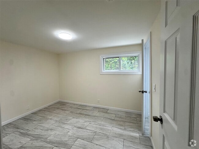 Building Photo - 216 1st St Rental