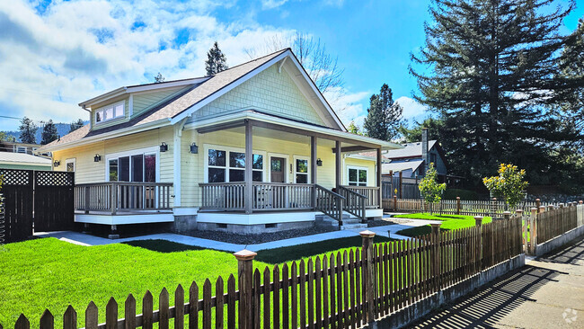 Building Photo - 882 B St Rental