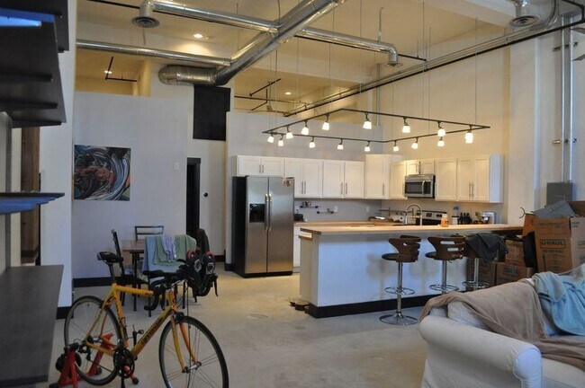 Photo - 120 W Marshall St Unidad Apartment 2
