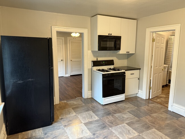 Building Photo - 427 19th Ave NE Unit 2