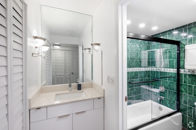 1BA, 1.5BA - 1,000SF - Primary Bathroom - International Village/ Fully Furnished