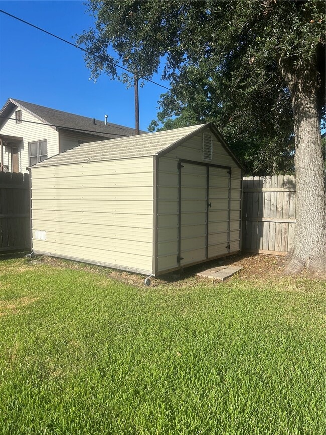Photo - 428 10th Ave N
