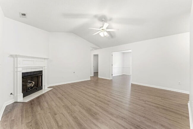 Photo - Charming 3-Bedroom Retreat with Cozy Fireplace in Simpsonville