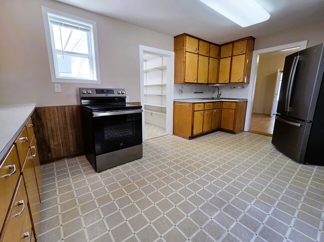 Building Photo - 821 W 5th St Unit 1