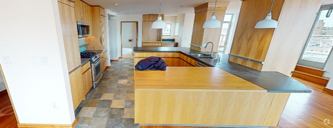 Building Photo - Amazing 3 Bed 3.5 Bath - available Now Rental