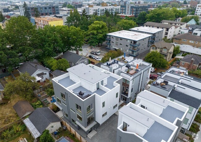 Building Photo - Stunning Townhouse in Ballard