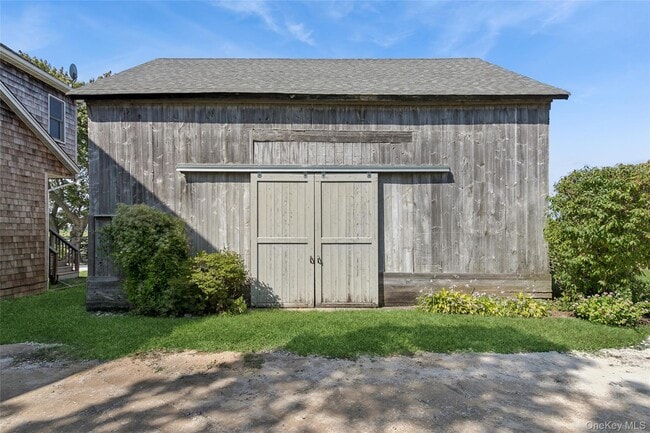 Building Photo - 335 Herricks Ln