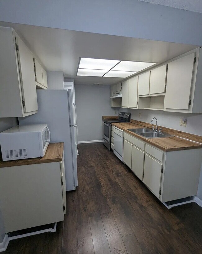 Centrally located, yet secluded 2 bedroom condo in the heart of Orlando for Rent