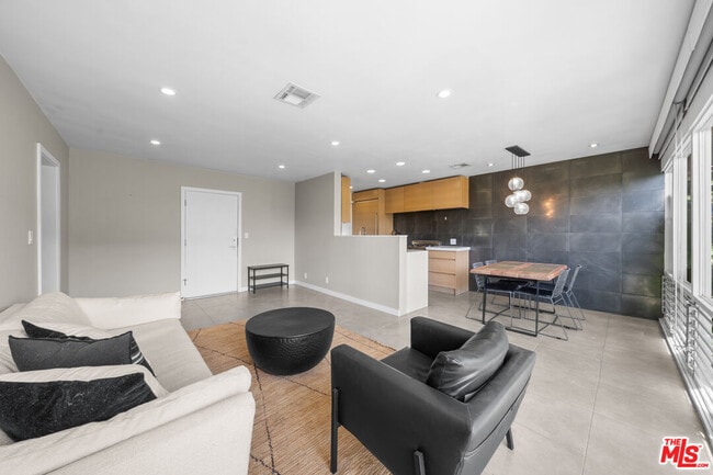 Photo - 1145 Larrabee St Unidad 19