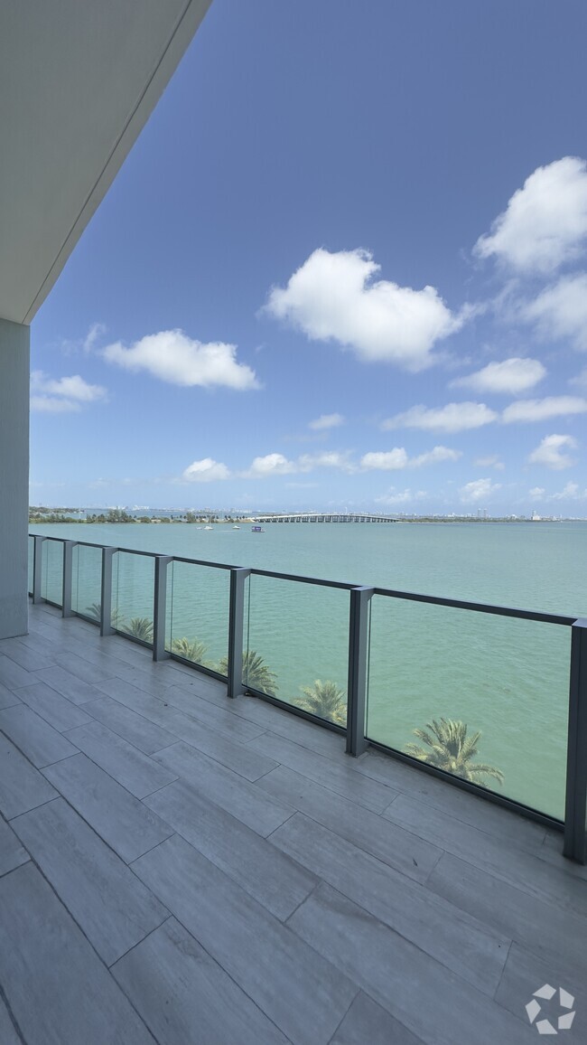Building Photo - 1900 N Bayshore Dr Rental