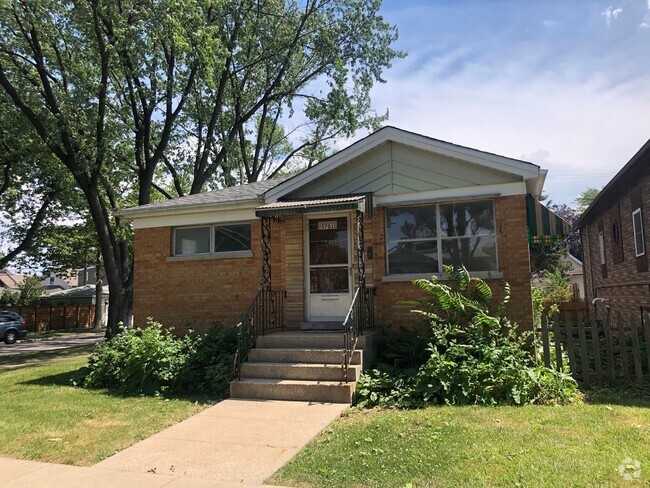 Building Photo - Raised Ranch 3BR 2 CGAR Home Portage Park