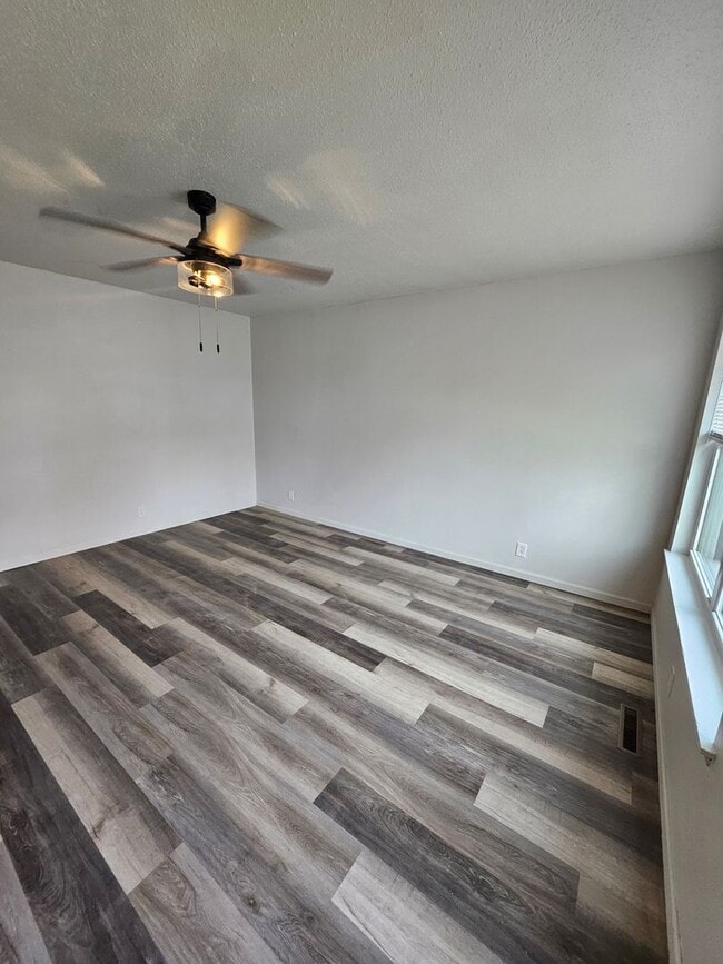 Photo - 3 bed, 1.5 bath in a great location! Fenced in yard!