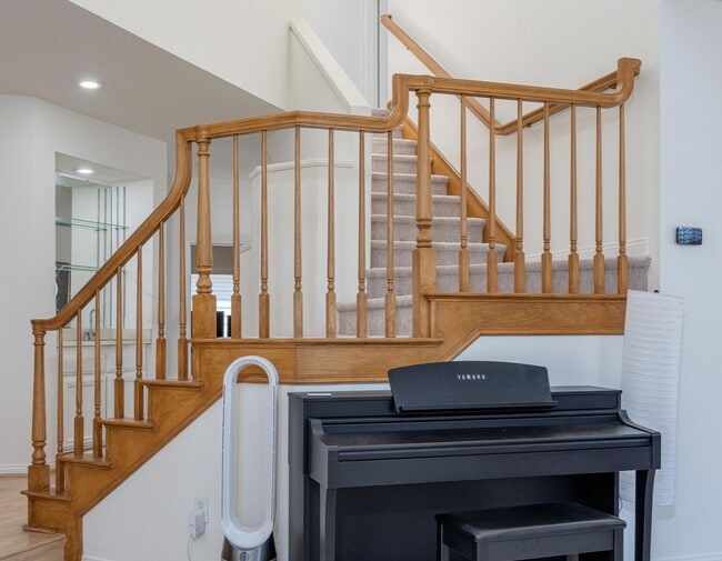 1011 S Mountcrest Ct