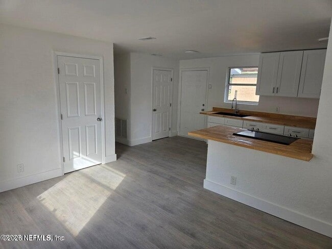 Photo - 2097 Baldwin St