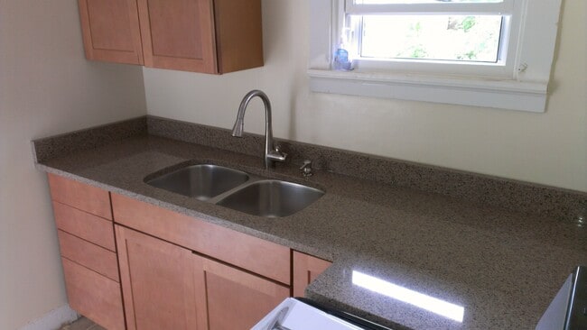 Building Photo - 317 S Aurora St Unit 2