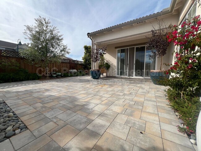 Photo - 2996 Minaret Wy