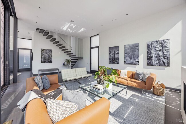 Photo - 212 Tucker St