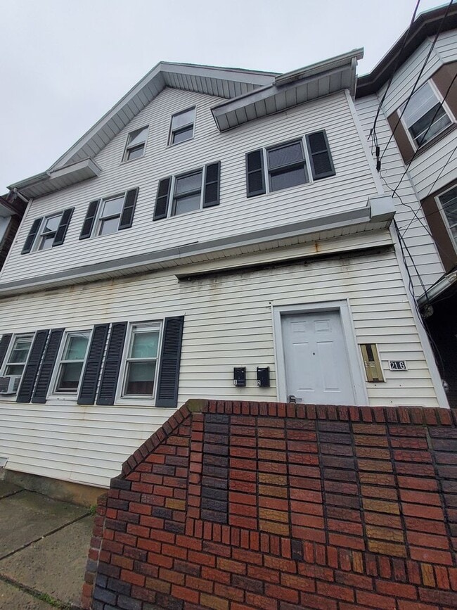 Building Photo - 214-216 W Ridge St Unit 216-3