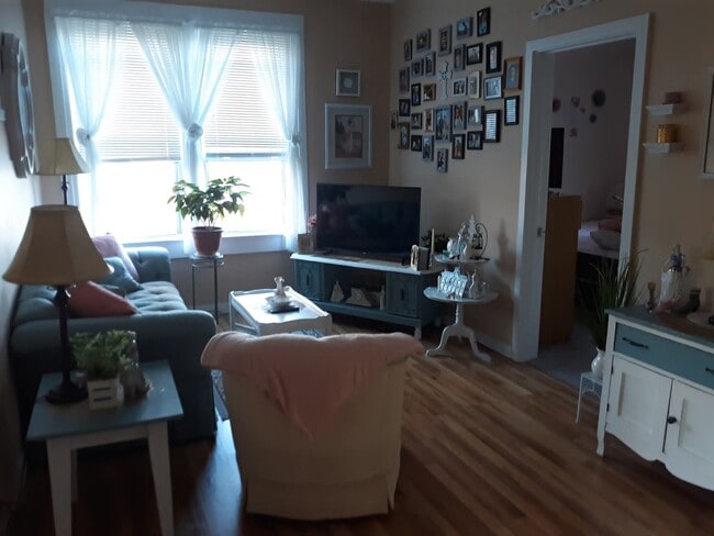 Sala de estar - 5433 Bennett St Apartamentos Unidad First Floor