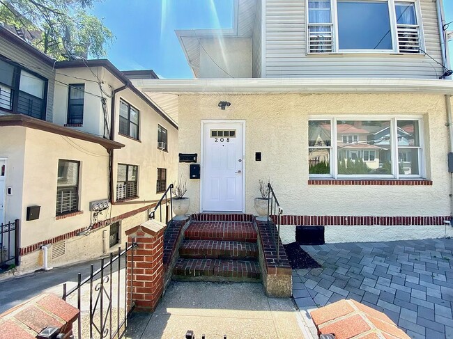 Building Photo - 208 W 260th St Unit 1