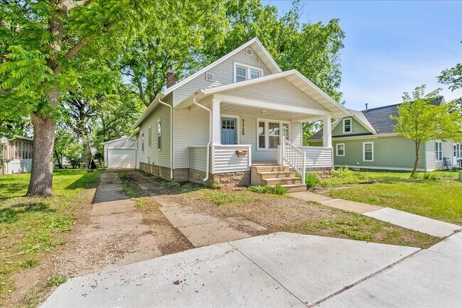 Building Photo - 1115 W 1st St