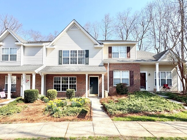 Building Photo - Charming 2 Bedroom Townhome in Chelsea Commons