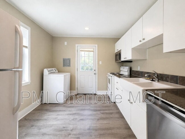 Photo - 1733 Academy St