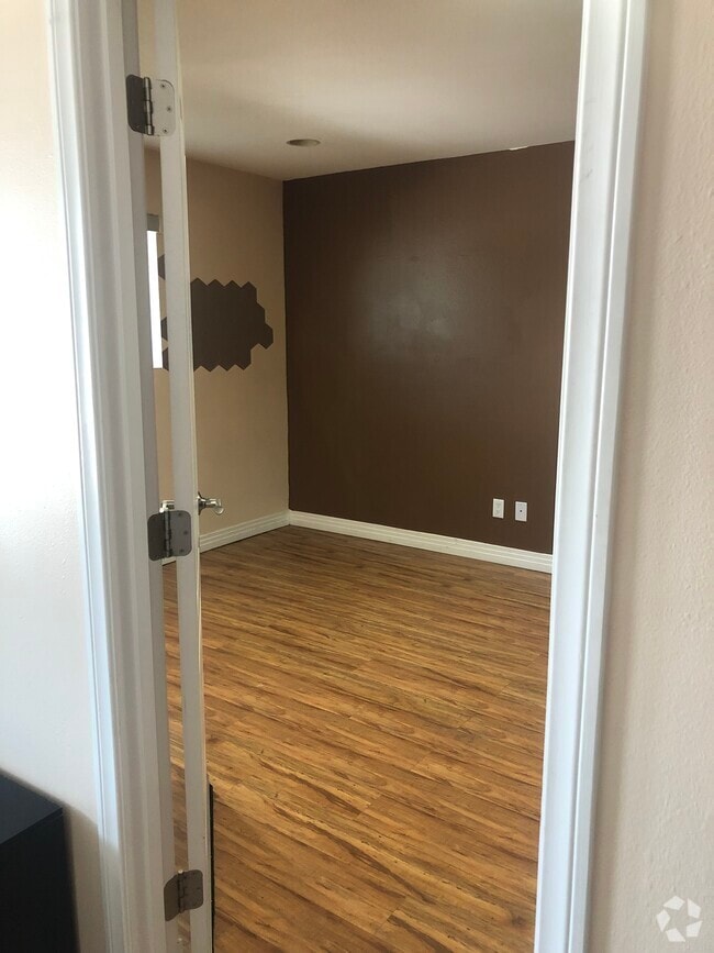 Building Photo - 11626 Oxnard St Rental