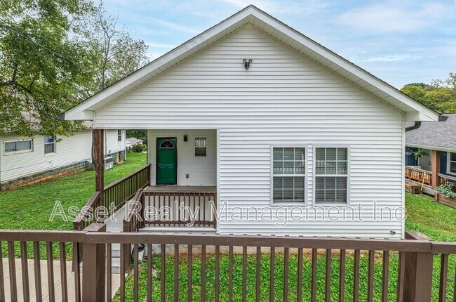 Photo - 619 Midlake Dr NE