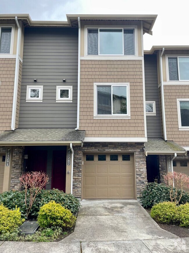 Building Photo - Issaquah Townhouse at Peregrine Point...