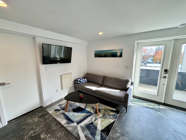 Photo - 110 Erie Ave Unidad B