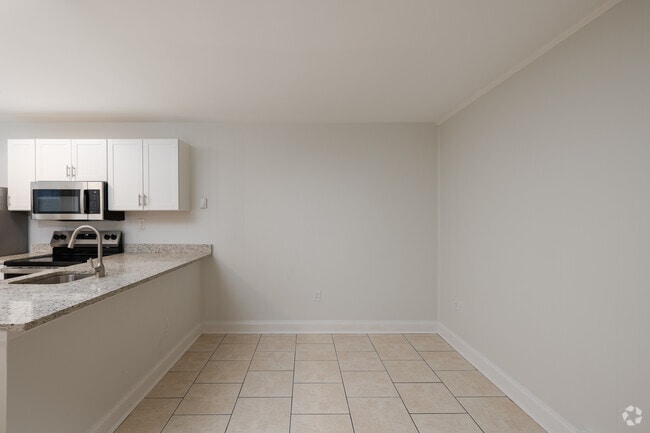 1BR, 1BA - 550SF Tile: Dining Room - 1523 Gardenia Rd