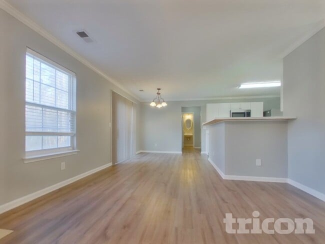 Photo - 878 Crestworth Crossing