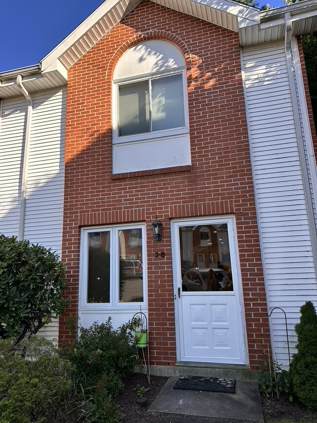 Building Photo - 585 Park Rd Unit 3-8